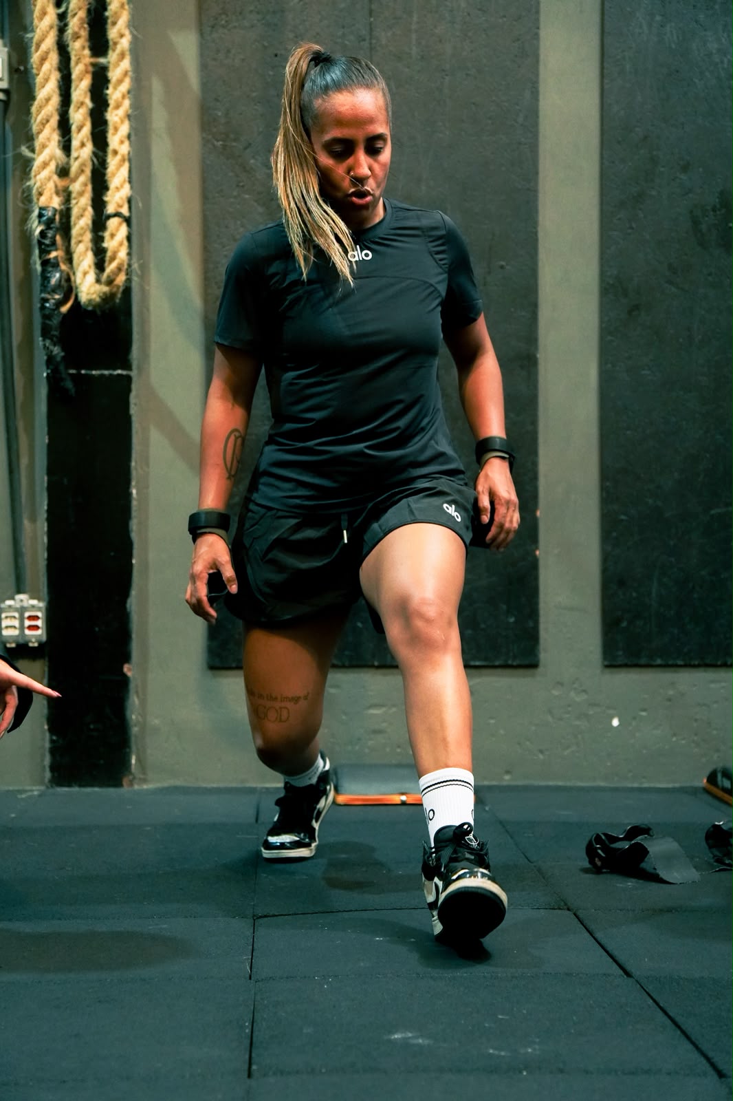 Thais Garcez em movimento durante exercício de mobilidade